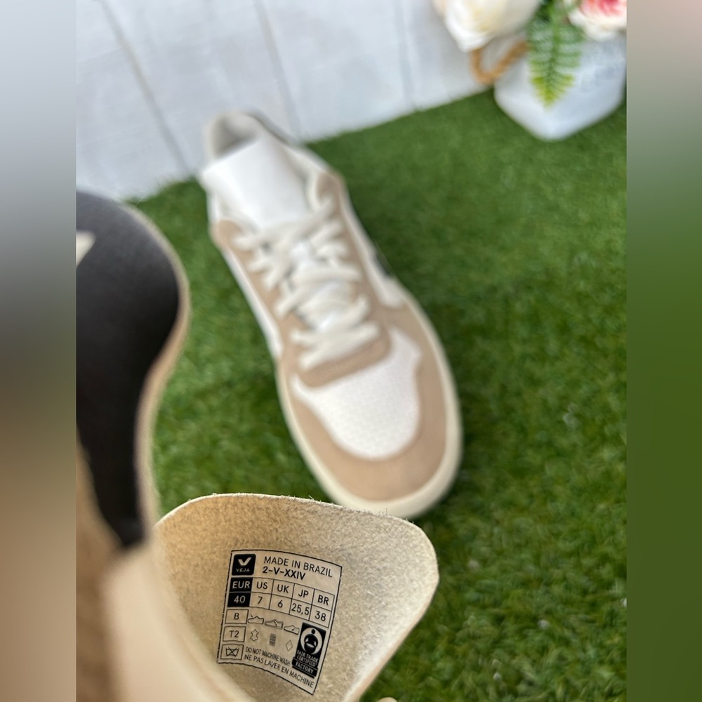 VEJA
'V-1O CHROMEFREE LEATHER' SNEAKERS
$199 O-EXTRA WHITE BLACK SAHARA men 7 👟 - Picture 15 of 16